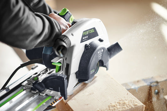 Festool HK 85 EB-Plus-FS Handkreissäge beim Sägen auf Führungsschiene mit Holzwerkstück