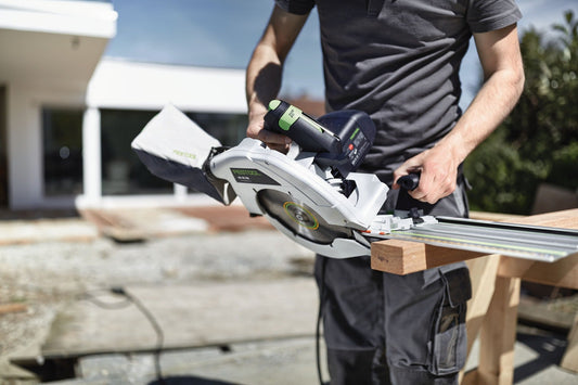 Festool HK 85 EB-Plus Handkreissäge bei der Anwendung auf Holz mit Führungsschiene