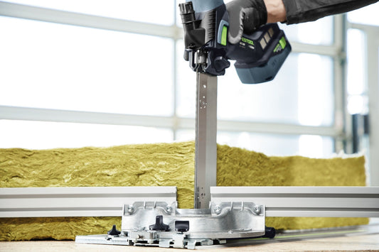 Festool Akku-Dämmstoffsäge ISC 240 EB-Basic bei Schnitt durch Mineralwolle-Dämmstoff, Anwendungsbeispiel