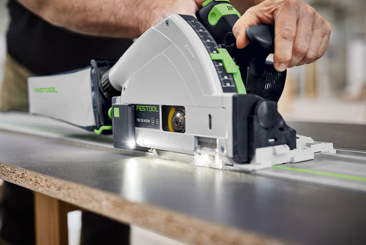 Festool Lichtmodul LM-TS/TSC mit LED-Anstecklicht an Tauchsäge beim Sägen mit schattenfreier Ausleuchtung des Sägebereichs