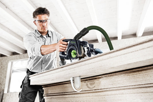 Festool Schwertsäge SSU 200 EB-Plus-FS bei Schnitt in Holz mit Absauganlage und Führungsschiene