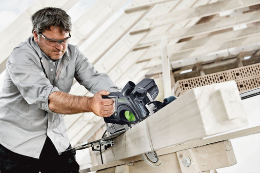 Festool UNIVERS SSU 200 EB-Plus-FS Schwertsäge in Anwendung beim Schneiden von Holz mit Führungsschiene