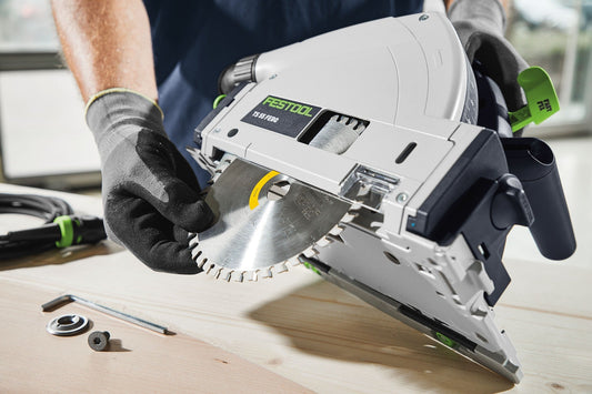 Festool Tauchsäge TS 55 FEBQ-Plus-FS mit Sägeblatt beim Tauchschnitt in Holz, Handschuh sichtbar