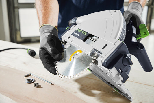 Festool Kreissägeblatt wird in Elektrosäge eingesetzt, Handschuhe, Sägeblatt mit Hartmetallzähnen sichtbar.