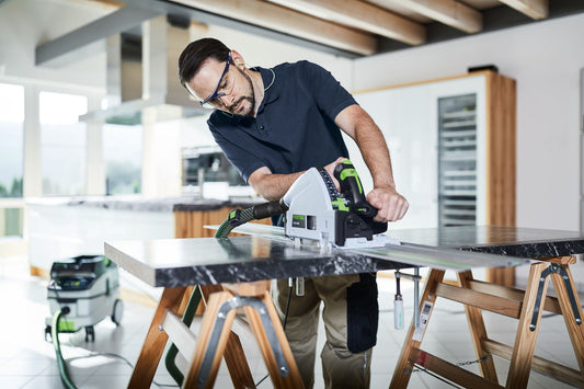 Festool CLEANTEC CTM 26 EI Absaugmobil im Einsatz beim Sägen mit Kreissäge auf Werkstatt-Arbeitstisch