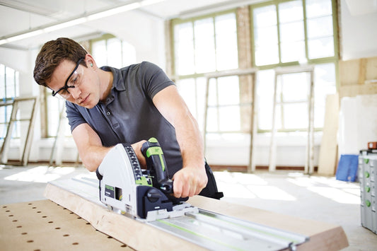 Festool Handkreissäge mit Kreissägeblatt beim Längschnitt in Holzwerkstück, Anwendungsbeispiel.