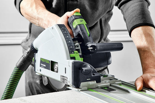 Festool Tauchsäge mit Diamant-Kreissägeblatt in Anwendung auf Werkstück mit Führungsschiene