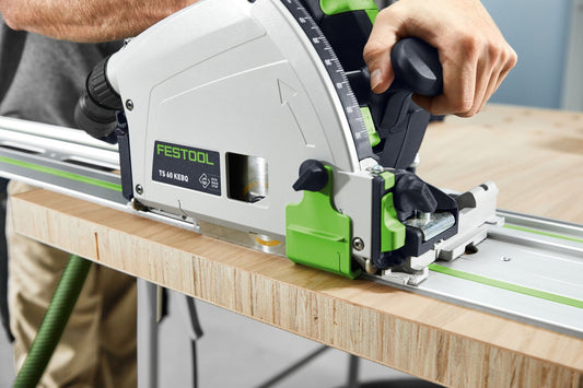 Festool Tauchsäge TS 60 K mit Splitterschutz beim Sägen in Holz, Anwendungsbeispiel