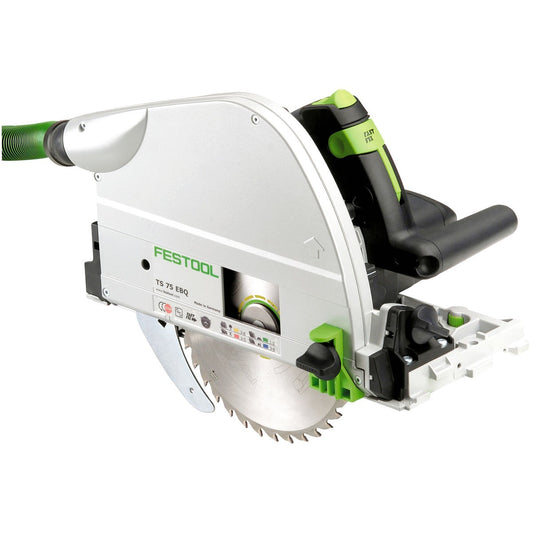 Festool Tauchsäge TS 75 EBQ-Plus mit Sägeblatt, grünem Spaltkeil und Absaugschlauch, Ansicht von rechts vorne.