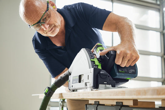 Festool TSC 55 KEB-Basic Akku-Tauchsäge bei Schnitt in Holzwerkstück, Anwendungsbeispiel mit Sägeblatt und Führungsschiene.