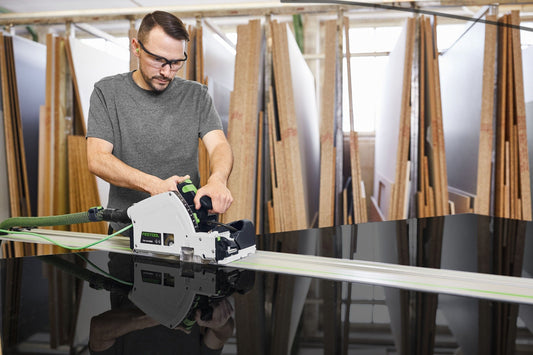 Festool TSV 60 Vorritzer-Tauchsäge in Anwendung beim Zuschnitt von Sperrholz mit Führungsschiene