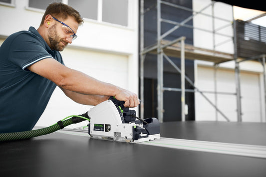 Festool Diamant-Kreissägeblatt LAMINATE/HPL DIA in Anwendung beim Präzisionsschnitt auf Werkstatt-Arbeitstisch
