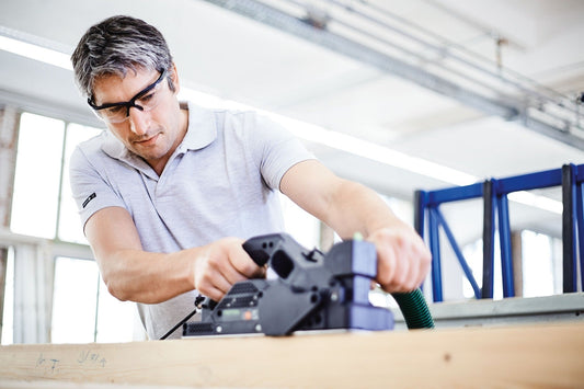 Festool Hobel HL 850 EB-Plus bei der Anwendung beim Falzen und Hobeln von Holz