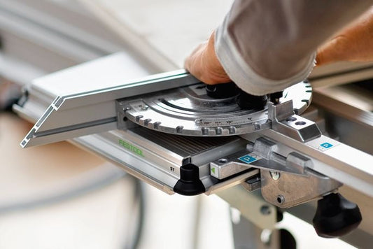 Festool PRECISIO CS 50 EBG Tischzugsäge mit Sägeblattwechsel und Zuggriff in Detailansicht