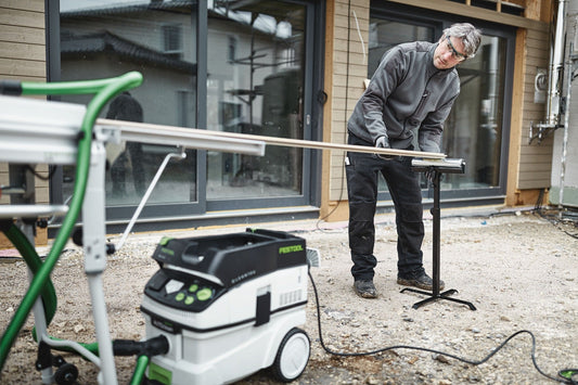 Festool Absaug-Set AB-AS CS/TKS in Anwendung mit Absaugmobil beim staubarmen Sägen an Baustelle