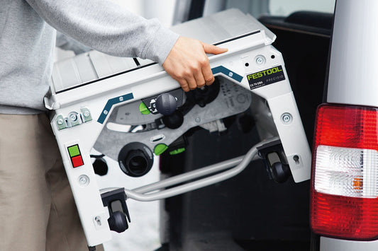 Festool PRECISIO CS 70 EBG Tischzugsäge mit Bedienungsschaltern und Zughebel im Einsatz