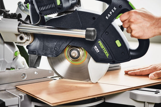 Festool Kreissägeblatt LAMINATE/HPL HW im Einsatz beim Sägen von Laminatplatte mit Kapex Säge