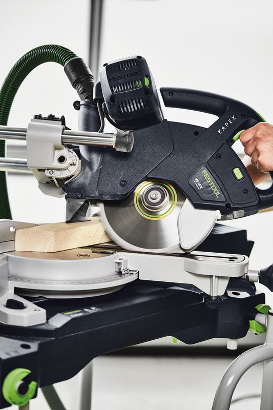 Festool KAPEX KS 60 Kapp-Zugsäge mit LED-Schlaglicht beim Sägen eines Holzbretts auf Untergestell