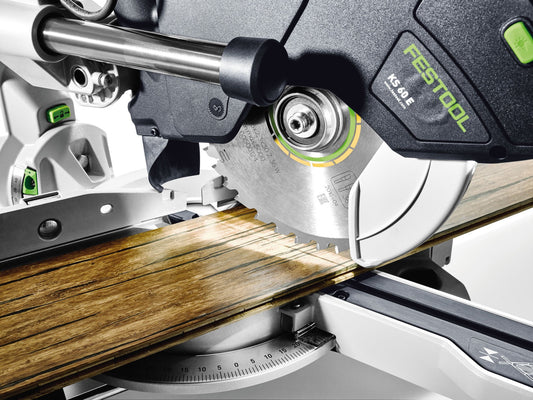 Festool KAPEX KS 60 E Kapp-Zugsäge beim Kappschnitt auf Holzwerkstück mit Gehrungsanschlag