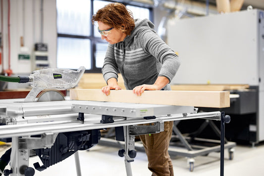 Festool ST 840 Schiebetisch bei Kappschnitt an Tischkreissäge TKS 80 mit Holzwerkstück