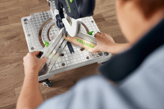 Festool Akku-Leistensäge SYMC 70 EB mit Anschlagsystem beim Anschneiden von Holzleisten auf Werkplattenanschlag.