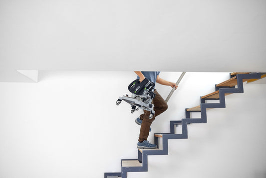 Festool SYMC 70 EB-Basic Leistensäge im Einsatz beim Schneiden von Treppenprofilen, Anwendungsbeispiel Treppenbau