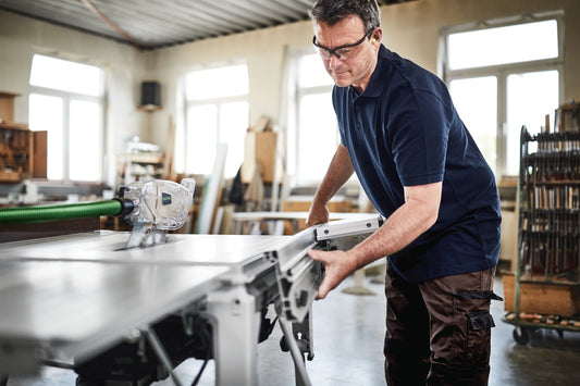 Festool Tischkreissäge TKS 80 EBS ST 840 mit Schiebetisch in Werkstatt, Handgriff mit SawStop-Technologie