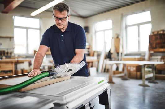 Festool Kreissägeblatt WOOD RIP CUT HW in Anwendung beim Längschnitt in Holz mit Absauganlage