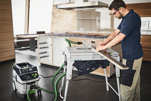 Festool Tischkreissäge TKS 80 EBS ST 840 mit CLEANTEC Absauganlage beim Zuschnitt von Sperrholz in Werkstatt