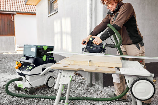 Festool Tauchsäge TS 60 KEBQ-Plus beim Sägen von Holz mit Führungsschiene und Absauganlage