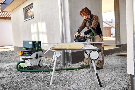 Festool CLEANTEC CTL 26 EI AC Absaugmobil mit Sauger im Einsatz beim Zuschnitt von Holz auf Werkbank mit angeschlossener