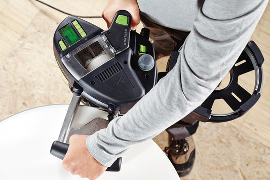 Festool CONTURO KA 65-Plus Kantenanleimer in Anwendung beim Bekanten einer Holzkante