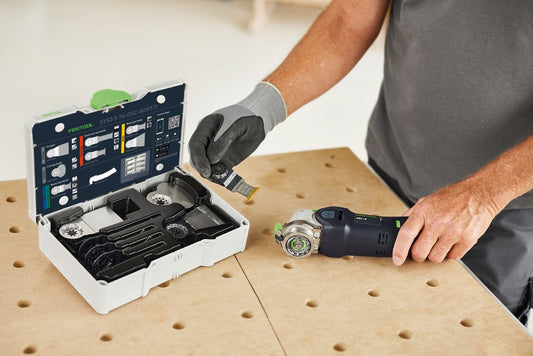 Festool Oszillierer-Sägeblatt-Set SYS3 S 76 geöffnet mit Sägeblättern, Spachtel und Oszillierer in Anwendung auf