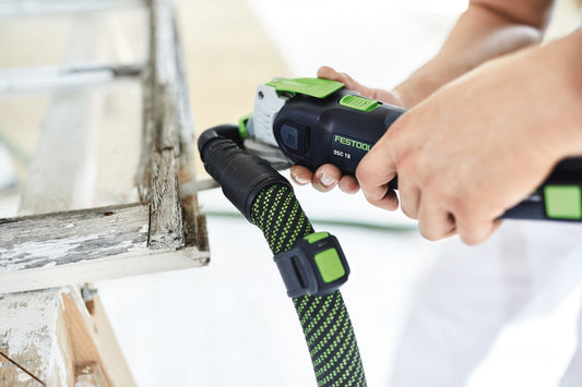 Festool Akku-Oszillierer OSC 18 E mit StarlockMax-Werkzeugaufnahme bei der Anwendung an Holzrahmen