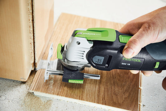 Festool OSC 18 Oszillierer mit Tiefenanschlag bei Eintauchschnitt in Holzwerkstück, grün-schwarzes Design, Starlock Max