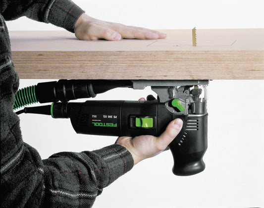 Festool TRION PS 300 EQ-Plus Pendelstichsäge im Einsatz beim Schneiden von Holz mit Sägeblattführung