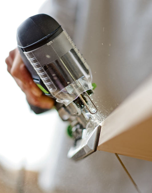 Festool Winkeltisch WT-PS 420 mit transparentem Staubabsaugbehälter bei Anwendung an Stichsäge
