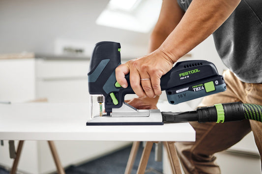 Festool PSC-E 18 EB-Basic Akku-Pendelstichsäge mit Akku TBX4 beim Schneiden in Holzwerkstück