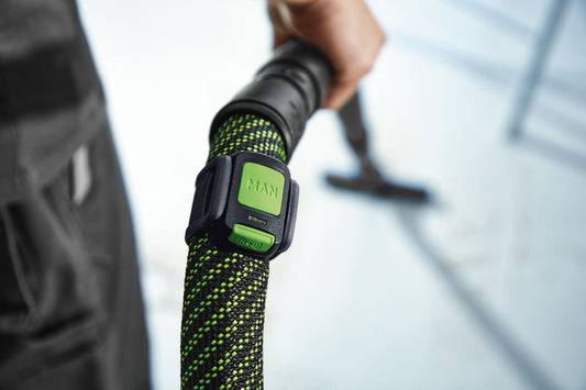 Festool CT-F I Fernbedienung mit grünem Befestigungsband am Saugschlauch, Bedienelemente sichtbar