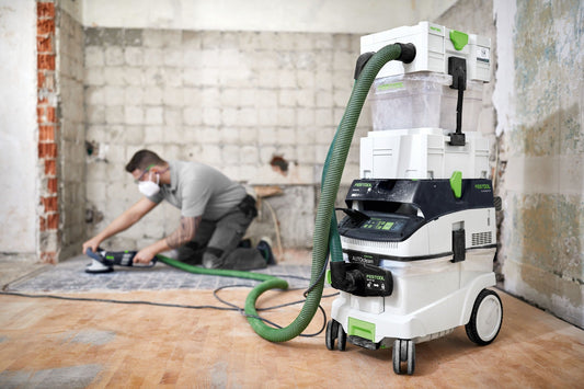 Festool CTM 36 EI AC-RENOFIX Absaugmobil mit grünem Saugschlauch im Einsatz bei Renovierung und Staubabsaugung