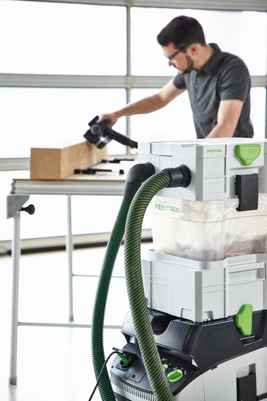 Festool Entsorgungssack in Anwendung mit Absauggerät beim Schleifen, staubarme Feinstaubentsorgung.