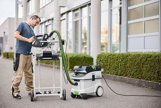 Festool Saugschlauch in Anwendung am CT Absaugmobil mit Elektrowerkzeug zum staubfreien Arbeiten