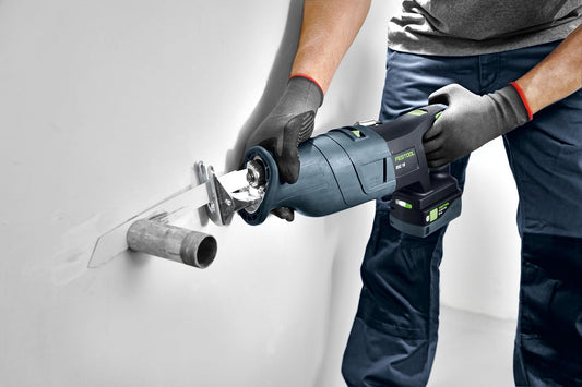 Festool Akku-Säbelsäge RSC 18 EB-Basic beim Sägen von Metallrohr mit Sägeblatt und Pendelhub in Anwendung