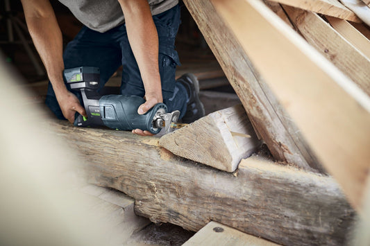 Festool RSC 18 EB-Basic Akku-Säbelsäge sägt Holzbalken, Anwendungsbeispiel Rückbau
