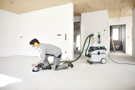 Festool RENOFIX RG 130 Sanierungsschleifer mit Absauganlage auf Baustelle bei Anwendung an Wand