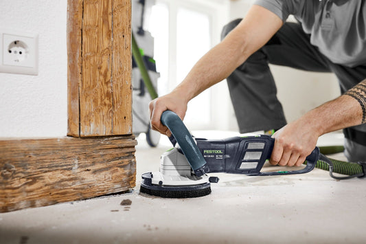 Festool Bürstenkranz BC-RG 130 bei Sanierungsarbeit an Holzrahmen, Staubabsaugung in Aktion