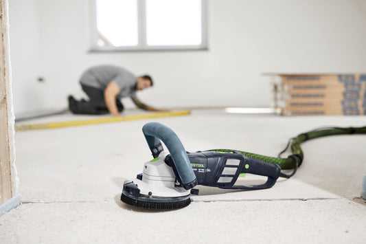 Festool RENOFIX RG 130 Sanierungsschleifer mit Diamantwerkzeug bei Entfernung von Altbeschichtungen auf Betonboden