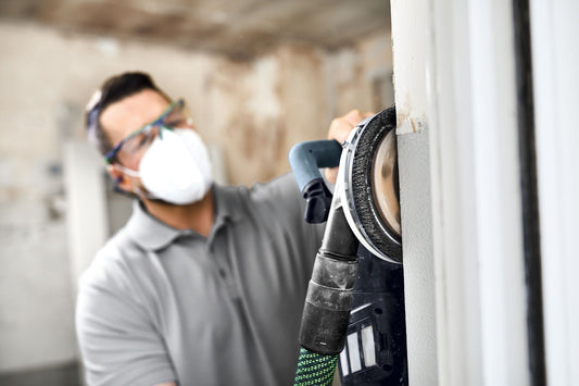 Festool Bürstenkranz BC-RG 130 in Anwendung beim Schleifen einer Wand mit Schutzausrüstung