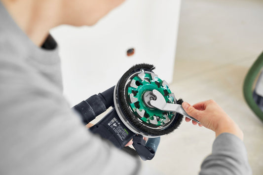 Festool Diamantscheibe mit Diamantsegmenten wird mit Werkzeug zur Montage gezeigt, grüne Scheibe für Sanierungsschleifer