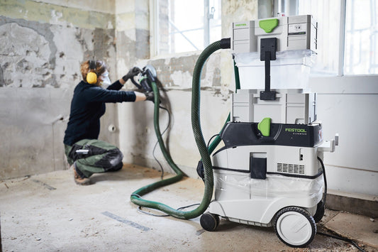 Festool CTL 36 EI Absaugmobil CLEANTEC im Einsatz beim Schleifen mit angeschlossenem Saugschlauch auf Baustelle